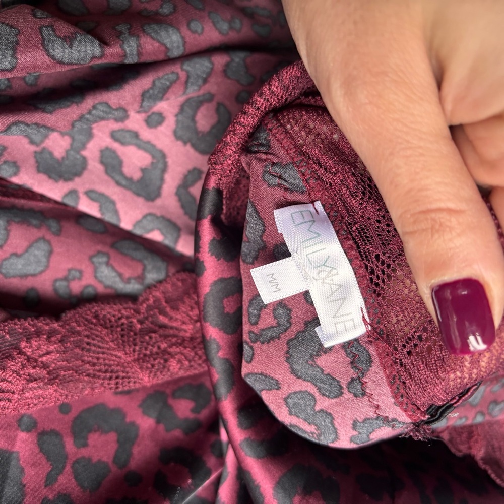 Emily & Jane Elegant Burgundy Leopard Print Lace Slip Medium - Picture 4 of 5